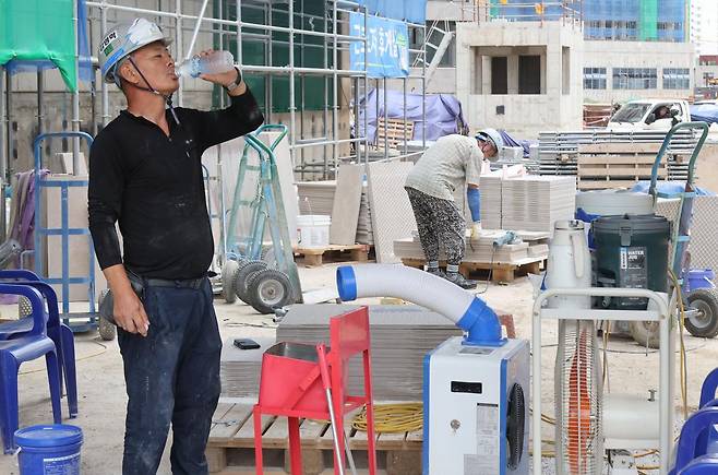 무더위가 이어진 8일 오전 서울 성북구 장위4구역 주택정비사업 건설현장에서 한 근로자가 냉수를 마시며 더위를 식히고 있다.(공동취재) 2024.08.08. [서울=뉴시스]