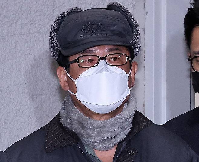 12·3 비상계엄 사태를 사전에 모의한 혐의를 받는 노상원 전 정보사령관이 24일 서울 은평구 서부경찰서에서 검찰로 송치되고 있다. 민간인 신분인 노 전 사령관은 박근혜 정부에서 정보사령관을 지낸 인물로 육군사관학교 선배인 김용현 전 국방부 장관을 도와 포고령을 작성하는 등 계엄을 사전에 기획한 혐의를 받고 있다. 2024.12.24/뉴스1 ⓒ News1