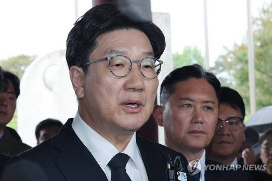 5·18민주화운동 45주년을 이틀 앞둔 지난달 16일, 권성동 국민의힘 원내대표가 광주 북구 운정동 국립5·18민주묘지를 참배한 뒤 취재진의 질문에 답변을 하고 있다. 연합뉴스