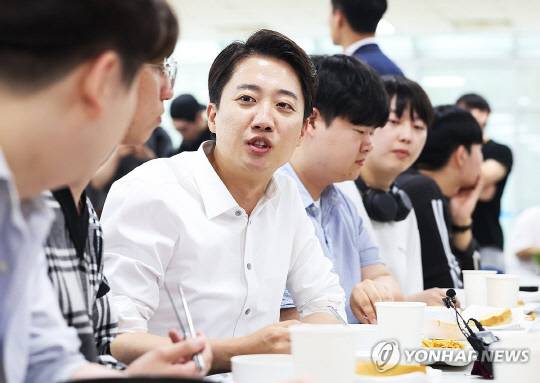 개혁신당 이준석 대선 후보가 2일 경기도 시흥시 정왕동 한국공학대학교에서 진행된 '학식먹자 이준석' 행사에서 학생들과 학식을 먹으며 대화를 나누고 있다. 연합뉴스