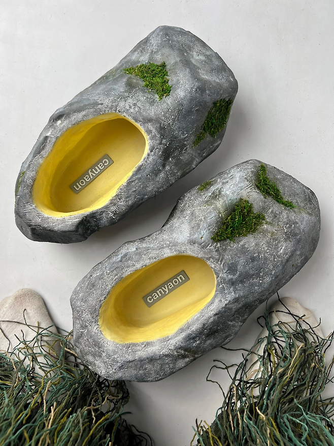 image.png 이끼가 자란 돌을 모티브로 한 신발