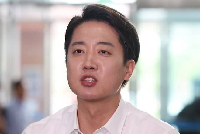 이준석 개혁신당 대선 후보가 2일 오전 경기 시흥시 한국공학대학교 기술혁신파크(TIP)에서 학생들과 점심식사를 하기 전 취재진의 질문에 답변하고 있다. 뉴시스