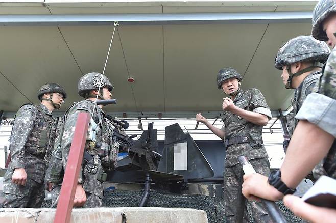 김명수 합참의장이 9사단 강안경계부대에서 적의 기만·기습을 허용하지 않는 감시·경계에 만전을 기할 것을 지시하며 작전지도를 하고 있다. 합참 제공
