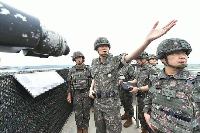 김명수 합참의장이 9사단 강안경계부대에서 적의 기만·기습을 허용하지 않는 감시·경계에 만전을 기할 것을 지시하며 작전지도를 하고 있다. 합참 제공