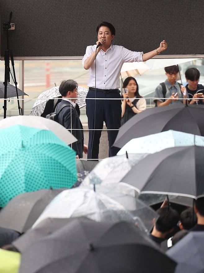 이준석 개혁신당 대선 후보가 2일 경북 경산시 영남대학교 앞에서 시민들에게 지지를 호소하고 있다. 연합뉴스