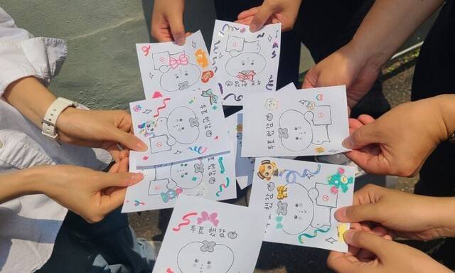 29일 오후 서울 마포구 공덕동 사전투표소 앞에서 시민들이 투표 인증샷을 찍고 있다. 백소아 기자 thanks@hani.co.kr