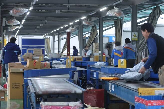 씨제이(CJ)대한통운의 주7일 배송이 시작된 지난 1월5일 오전 인천 계양구 서운동 씨제이대한통운택배 강서비(B)터미널에서 직원들이 배송 품목을 분류하고 있다. 연합뉴스