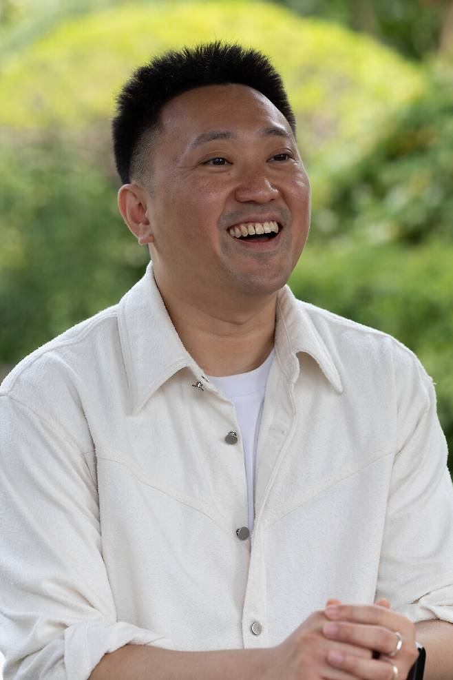 제30회 한겨레문학상에 당선된 등단 9년차 소설가 김홍이 지난 30일 한겨레신문사에서 진행된 인터뷰에서 소감을 밝히고 있다. 박승화 선임기자 eyeshoot@hani.co.kr