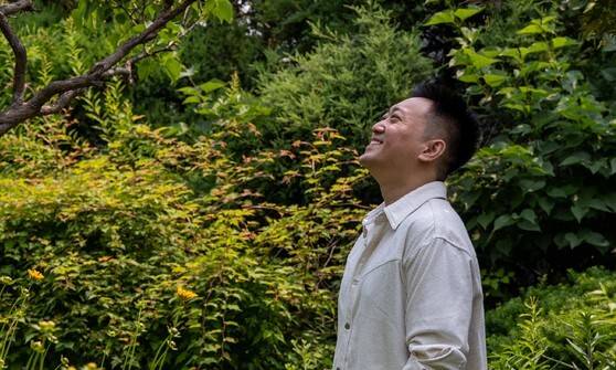 제30회 한겨레문학상 수상 작가 김홍(39). 그는 중학생 때 도서관에서 읽은 소설 ‘난장이가 쏘아올린 작은 공’과 ‘태백산맥’ 등도 세계관에 큰 영향을 미쳤다고 한겨레에 말했다. 가족이나 학교의 권유가 아닌, 제물로 닿은 인연이었다. 작가와의 인터뷰 및 사진 촬영은 지난 30일 오전 서울 마포구 한겨레신문사에서 진행됐다. 박승화 선임기자 eyeshoot@hani.co.kr