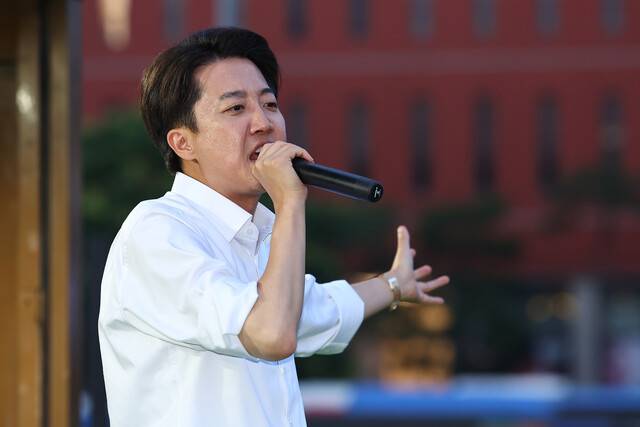 이준석 개혁신당 대통령 후보가 1일 저녁 서울역 앞 광장에서 유권자들에게 지지를 호소하고 있다. 연합뉴스