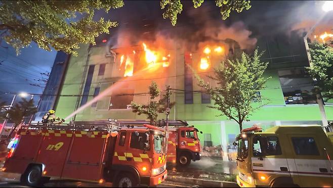 인천시 서구 가좌동 금속제품 제조 공장 화재 현장. 인천소방본부 제공