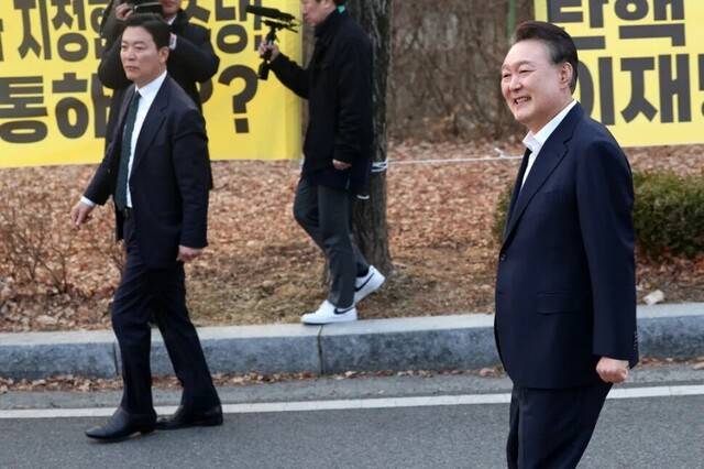 윤석열 대통령이 지난 3월8일 오후 경기 의왕시 서울구치소에서 석방돼 지지자들을 바라보며 걸어가고 있다. 그 옆을 김성훈 경호처 차장이 지키고 있다. 김영원 기자 forever@hani.co.kr