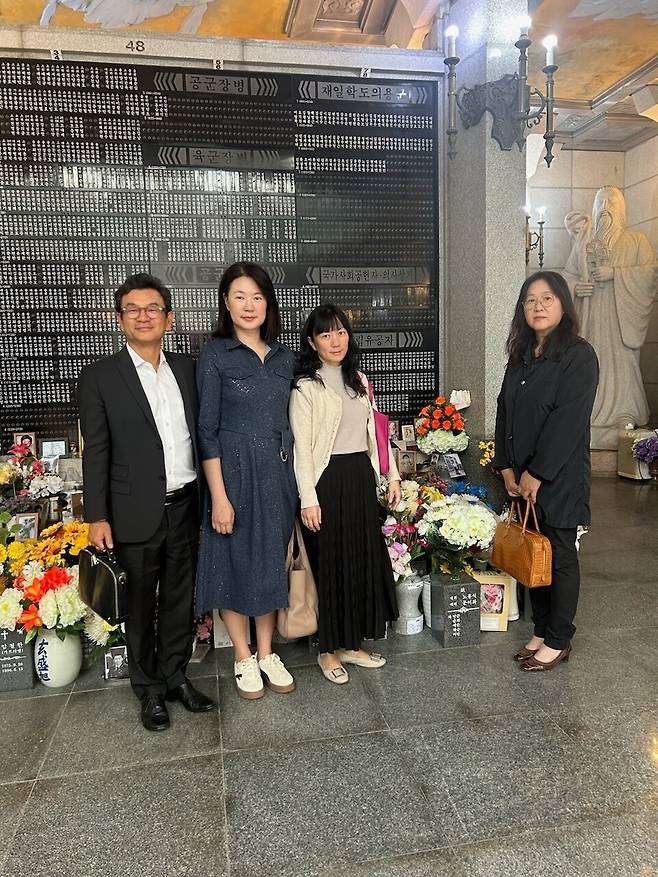 캐서린 후(왼쪽 두번째)와 니콜 창(왼쪽 세번째)이 지난주 한국에 도착하자마자 친척인 김창희(맨 왼쪽)-한수인(맨 오른쪽) 부부의 안내로 서울 동작동 국립현충원에 봉안된 이석영-이규준 할아버지의 위패를 본 뒤 기념사진을 찍었다. 김창희 제공