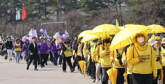 세월호 참사 유가족과 이태원 참사 유가족을 비롯한 시민들이 세월호참사 10주기 안녕하십니까? 진실·책임·생명·안전을 위한 전국 시민행진에 참여해 2024년 3월16일 오후 서울 영등포구 여의도공원을 출발해 세월호 기억공간으로 향하고 있다. 백소아 기자 thanks@hani.co.kr