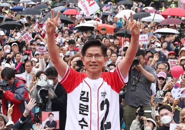 김문수 국민의힘 대통령 후보가 2일 오후 부산역에서 열린 유세에서 지지자들을 향해 인사하고 있다. 윤운식 선임기자 yws@hani.co.kr