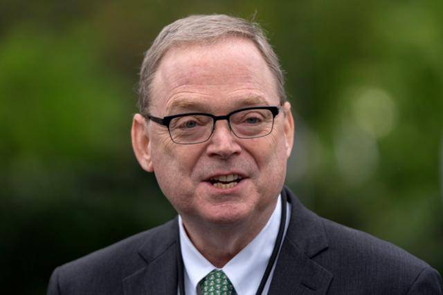 케빈 해싯 미국 백악관 국가경제위원회(NEC) 위원장이 지난달 9일 워싱턴 백악관에서 취재진 질문에 답하고 있다. 워싱턴=AP 연합뉴스