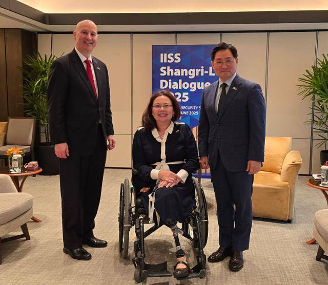 조창래 국방부 국방정책실장이 5월 31일 싱가포르에서 열린 제22차 아시아안보회의에 참석해 미 상·하원의원들과 면담을 가졌다. 피트 리케츠(왼쪽부터) 상원의원, 태미 덕워스 상원의원, 조 실장이 기념촬영을 하고 있다. 국방부 제공