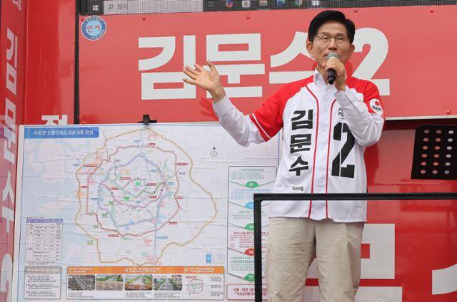 김문수 국민의힘 대선 후보가 16일 경기 화성시 동탄역 앞에서 GTX 관련 공약 발표를 하고 있다. 연합뉴스