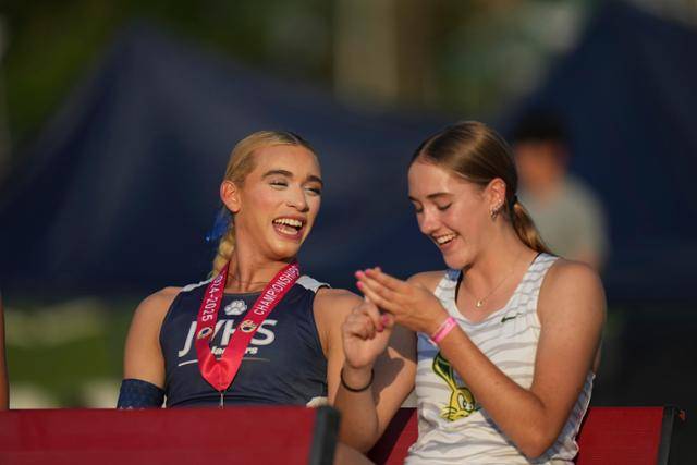지난달 31일 미국 캘리포니아주 클로비스에서 열린 캘리포니아 고교 육상 선수권 대회 높이뛰기 시상식 전, 공동 1위를 차지한 AB 에르난데스(왼쪽)와 질린 웨텔랜드가 웃으며 대화하고 있다. 클로비스=AP 연합뉴스