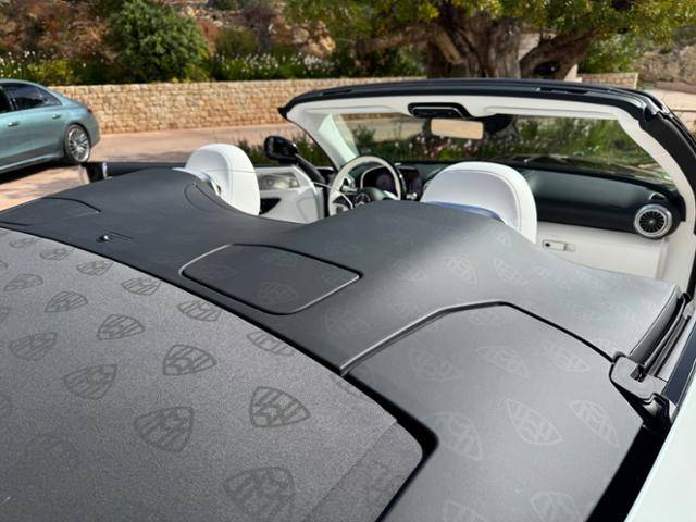 메르세데스-마이바흐 SL 680 모노그램 시리즈에는 소프트톱에도 로고가 많이 새겨져 있다. 이비사=오지혜 기자