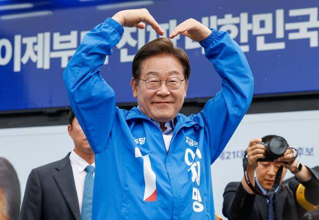 이재명 더불어민주당 대선 후보가 제21대 대통령선거를 하루 앞둔 2일 서울 강북구 북서울꿈의숲 서문광장에서 유세를 마친 뒤 하트를 만들고 있다. 뉴스1