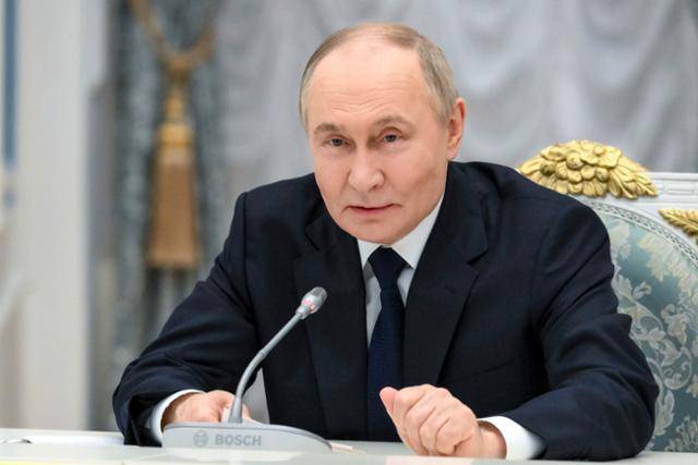 블라디미르 푸틴 러시아 대통령이 지난달 26일 러시아 모스크바 크렘린궁에서 재계 인사들과 회동하고 있다. 모스크바=스푸트니크 AP 연합뉴스