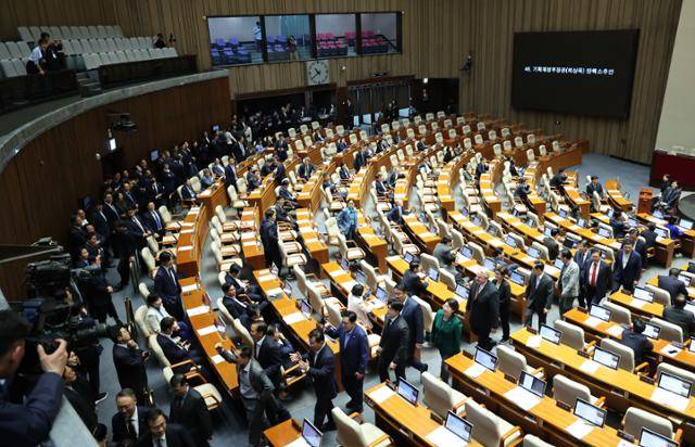 5월 1일 서울 여의도 국회에서 열린 제424회 국회(임시회) 제7차 본회의에서 국민의힘 의원들이 최상목 전 경제부총리 탄핵소추안 상정에 반발하며 본회의장을 퇴장하고 있다. 뉴시스