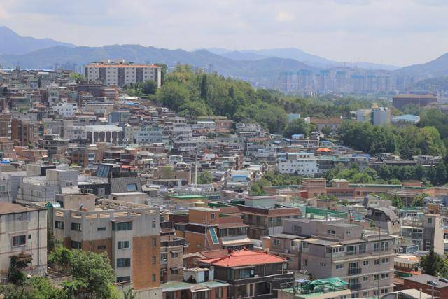지난달 22일 서울 남산에서 바라본 시내 주택가. 연합뉴스