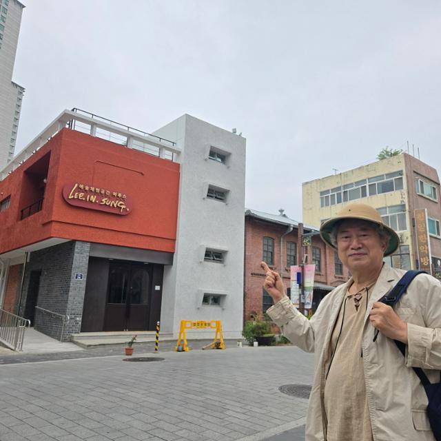 이인성 화가의 아들인 이채원 이인성기념사업회장이 2일 대구 중구 남성로 약령시에 조성된 '이인성 아루스 다방' 기념관 앞에서 기념관 조성 과정에 대해 설명하고 있다. 김재현 기자