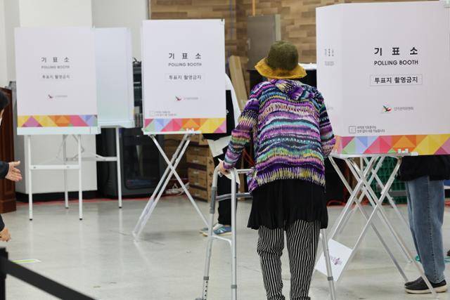 제21대 대통령선거 사전투표 이틀째인 지난달 30일 인천 부평구청에 마련된 투표소에서 고령으로 보이는 한 유권자가 기표소로 향하고 있다. 사진은 기사 내용과 직접적 관련이 없다. 연합뉴스