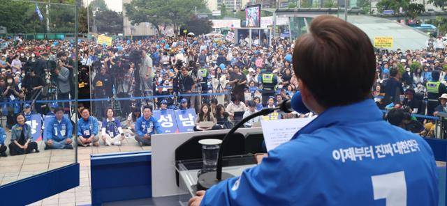이재명 더불어민주당 대선후보가 2일 경기 성남시 야탑역 광장에서 열린 유세에서 지지호소를 하고 있다. 뉴시스