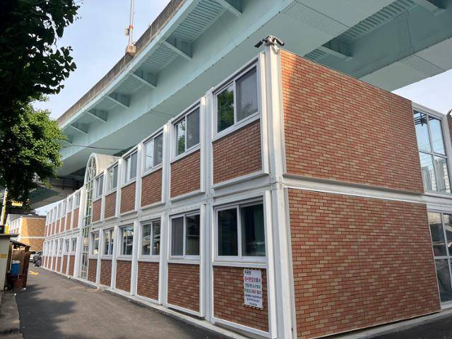 지난달 찾은 서울 영등포구 쪽방촌 인근에 조성된 컨테이너 형식의 임시 주거시설. 권정현 기자