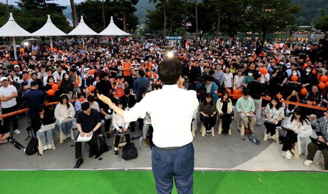 이준석 개혁신당 대선 후보가 2일 대구 수성구 수성못 앞에서 열린 집중유세에서 지지를 호소하고 있다. 연합뉴스이준석 개혁신당 대선 후보가 2일 대구 수성구 수성못 앞에서 열린 집중유세에서 지지를 호소하고 있다. 연합뉴스