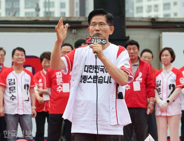 김문수 국민의힘 대선 후보가 2일 동대구역 광장에서 열린 유세에서 지지를 호소하고 있다. 대구=정다빈 기자