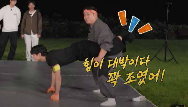 박보검의 다리를 잡은 문세윤이 놀라는 모습./사진=KBS2 예능 프로그램 ‘1박 2일 시즌4’ 캡처