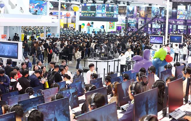 <yonhap photo-4688="">지난해 11월 부산 벡스코에서 개막한 국내 최대 게임쇼 지스타 2024에서 관람객들이 게임을 즐기고 있다. 연합뉴스</yonhap>