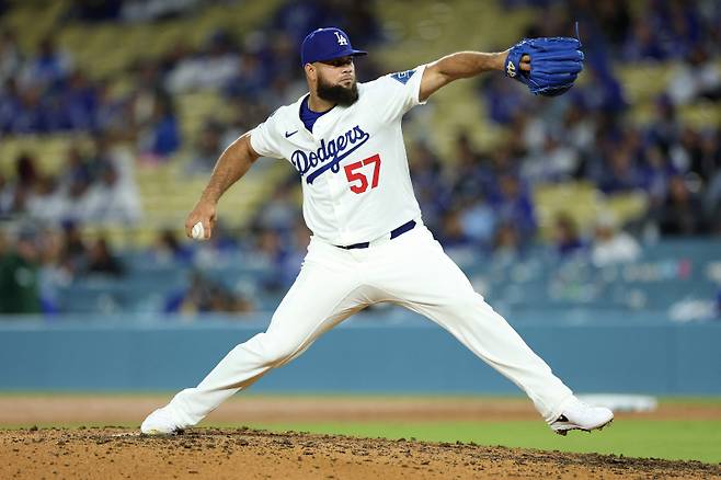 <yonhap photo-3208=""> LOS ANGELES, CALIFORNIA - MARCH 31: Luis Garc?a #57 of the Los Angeles Dodgers pitches in relief during the ninth inning against the Atlanta Braves at Dodger Stadium on March 31, 2025 in Los Angeles, California. Luke Hales/Getty Images/AFP (Photo by Luke Hales / GETTY IMAGES NORTH AMERICA / Getty Images via AFP)/2025-04-01 13:46:50/ <저작권자 ⓒ 1980-2025 ㈜연합뉴스. 무단 전재 재배포 금지, AI 학습 및 활용 금지></yonhap>