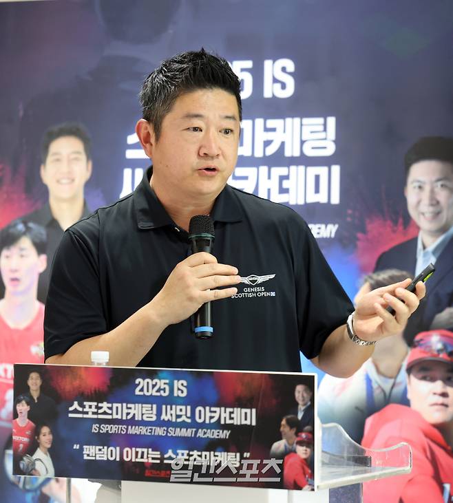 '일간스포츠(IS) 스포츠 마케팅 써밋 아카데미(Sports Marketing Summit Academy·SMSA)'가 28일 오후 서울 중구 KG타워에서 열렸다. 제네시스 이동한팀장이 '브랜드 이미지를 만드는 스포츠 타겟 마케팅''을 주제로 강연하고있다. 올해로 3회째를 맞는 SMSA는 매주 스포츠마케팅 최고전문가들과 화려한 셀럽 라인업을 강단으로 구성, 6월 18일까지 (매주 수요일) KG타워 13층 대회의실(서울 중구 통일로 92)에서 진행된다. 정시종 기자 capa@edaily.co.kr /2025.05.28.