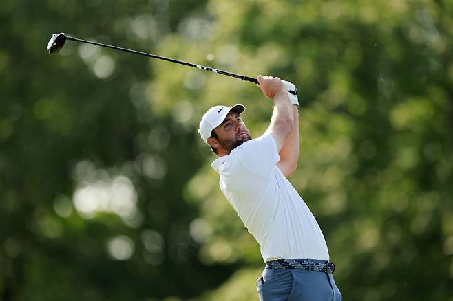 DUBLIN, OHIO - JUNE 01: Scottie Scheffler of the United States plays a shot from the 18th tee during the final round of the Memorial Tournament presented by Workday 2025 at Muirfield Village Golf Club on June 01, 2025 in Dublin, Ohio. Michael Reaves/Getty Images/AFP (Photo by Michael Reaves / GETTY IMAGES NORTH AMERICA / Getty Images via AFP)/2025-06-02 08:33:13/ <저작권자 ⓒ 1980-2025 ㈜연합뉴스. 무단 전재 재배포 금지, AI 학습 및 활용 금지>