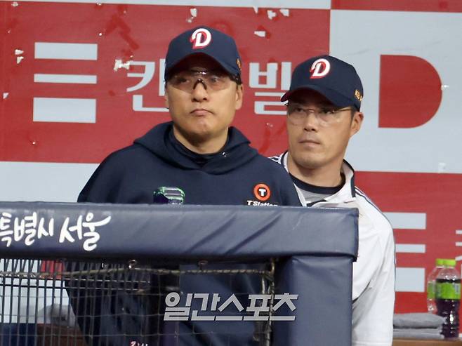 1일 오후 서울 고척스카이돔에서 열린 2025 프로야구 두산과 키움 경기. 두산 이승엽 감독이 경기를 지켜보고 있다. 오른쪽은 조성환 코치 고척=정시종 기자&nbsp; /2025.06.01.