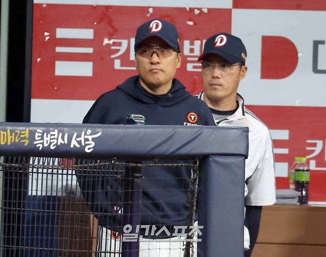 1일 오후 서울 고척스카이돔에서 열린 2025 프로야구 두산과 키움 경기. 두산 이승엽 감독이 경기를 지켜보고있다. 오른쪽은 조성환 코치 고척=정시종 기자 capa@edaily.co.kr