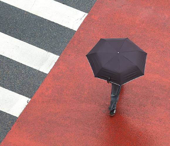 지난 16일 비가 내린 서울 시내의한 쇼핑몰 건물 앞으로 우산을 쓴 시민이 횡단보도를 지나고 있다. [사진=연합뉴스]