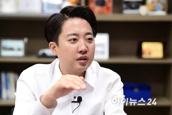 이준석 개혁신당 대선 후보가 지난달 31일 서울 여의도 국회 의원회관에서 아이뉴스24와 인터뷰를 하고 있다. [사진=정소희 기자]