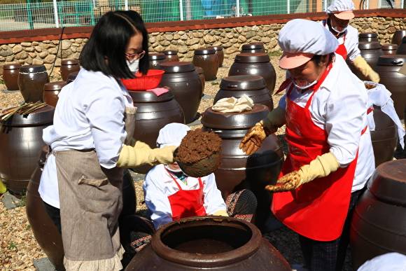 무주 진원반딧길마을의 된장 체험프로그램  [사진=무주군 ]