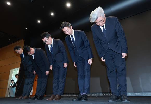 유영상 SK텔레콤 대표(가운데) 등이 지난 4월 서울 중구 SKT타워에서 S유심(USIM) 일부 정보가 해커 공격으로 유출된 것과 관련해 고개 숙여 사과하고 있다. [사진=연합뉴스]