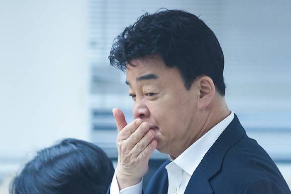 백종원 더본코리아 대표가 지난 3월 28일 서울 서초구 스페이스쉐어 강남역센터에서 열린 첫 정기 주주총회에 참석하고 있다. [사진=연합뉴스]