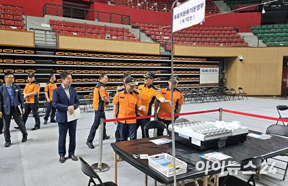 2일 경북도 소방본부가 제21대 대통령 선거를 앞두고 경산시 개표소에 대한 화재안전 현장점검을 실시하고 있다. [사진=경북도청]