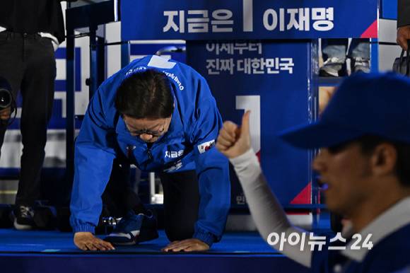 이재명 더불어민주당 대선 후보가 2일 오후 서울 여의도공원 문화의마당에서 마지막 유세를 마찬 뒤 절을 하고 있다. [사진=곽영래 기자]