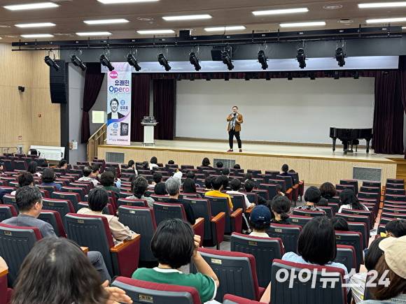 지난달 31일 포은흥해도서관에서 개최한 북 콘서트. [사진=포항시청]