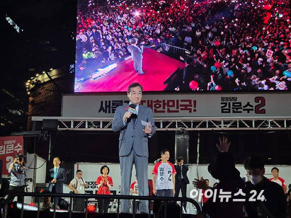 이낙연 새미래민주당 상임고문이 2일 서울 중구 시청광장에서 열린 김문수 국민의힘 대선 후보 파이널 유세에서 발언하고 있다. [사진=유범열 기자]